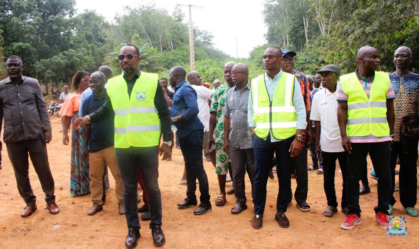 Lancement officiel des travaux de reprofilage lourd avec traitement des points critiques et construction d'un dalot sur l'𝐚𝐱𝐞 𝐂𝐚𝐫𝐫𝐞𝐟𝐨𝐮𝐫 𝐅𝐨𝐟𝐚𝐧𝐚𝐝𝐨𝐮𝐠𝐨𝐮 - 𝐅𝐨𝐟𝐚𝐧𝐚𝐝𝐨𝐮𝐠𝐨𝐮, 𝐥𝐨𝐧𝐠 𝐝𝐞 𝟏𝟎 𝐤𝐢𝐥𝐨𝐦𝐞̀𝐭𝐫𝐞𝐬.